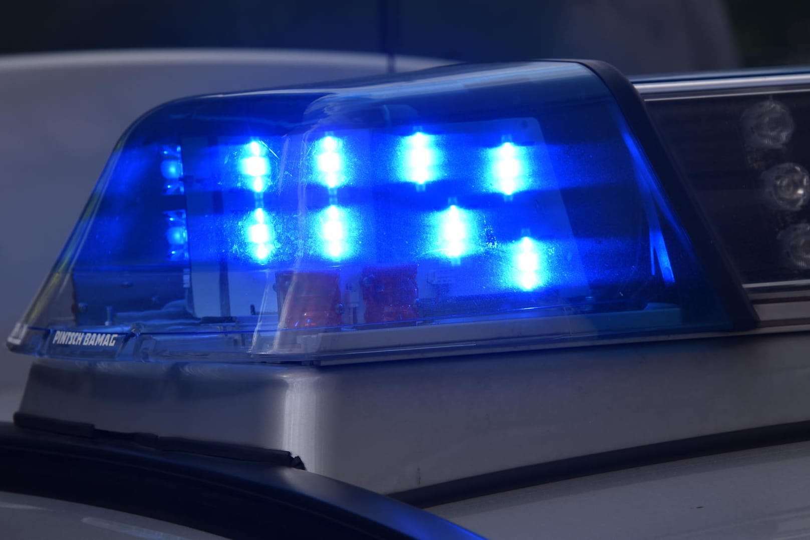 Ein Blaulicht an einem Fahrzeug der Polizei: Weil die Ermittlungen noch laufen, wollte die Polizei keine weiteren Informationen herausgeben. (Archivbild)