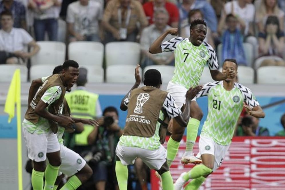Die Nigerianer feiern das Tor zum 1:0 gegen Island durch Ahmed Musa (2.