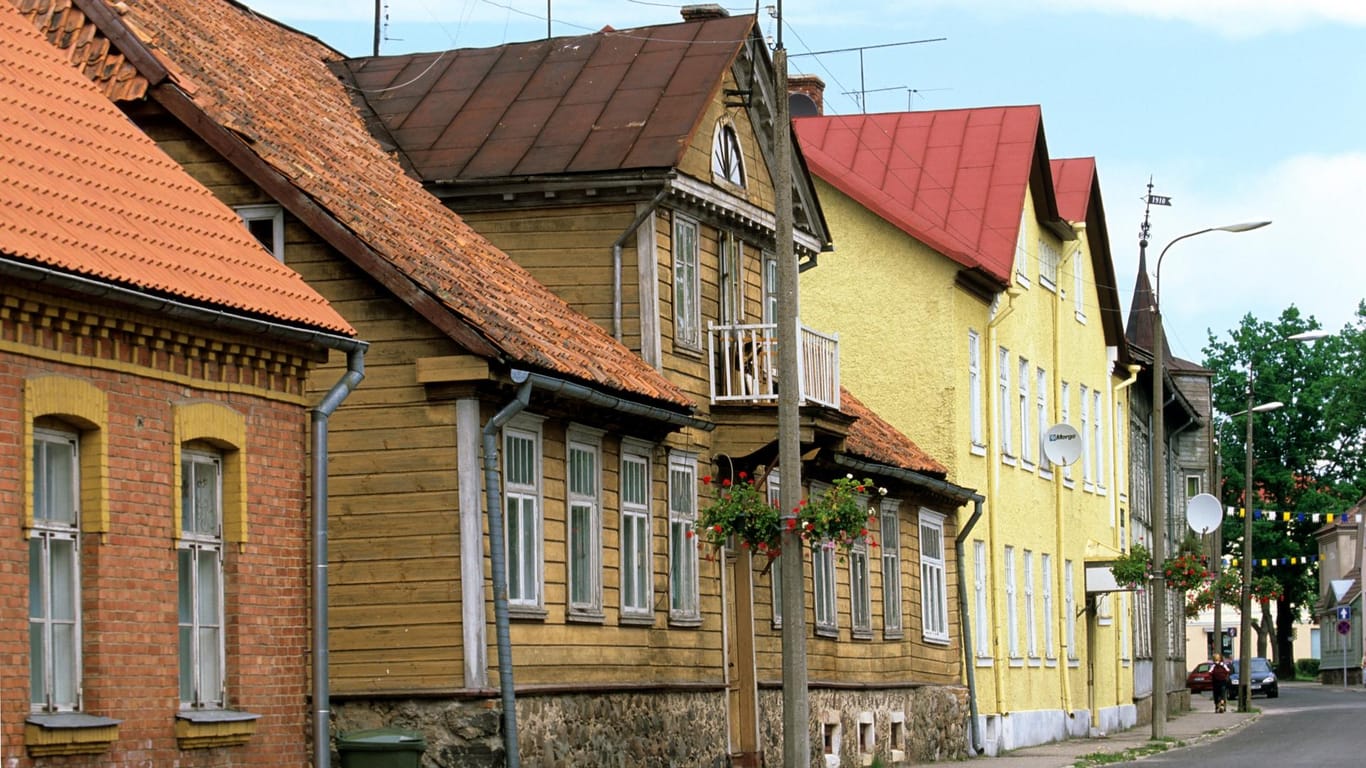 Holzhäuser in einer Straße in einer estnischen Stadt in Viljandi: In derselben Region liegt auch Mustla, wo die Gedenktafel eingeweiht wurde. (Archivbild)