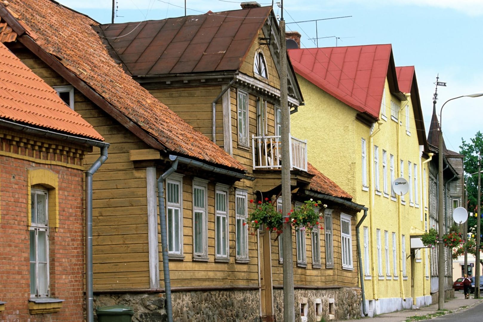Holzhäuser in einer Straße in einer estnischen Stadt in Viljandi: In derselben Region liegt auch Mustla, wo die Gedenktafel eingeweiht wurde. (Archivbild)