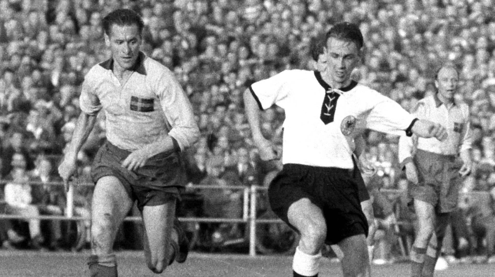 Deutschlands Horst Eckel (l.) und der Schwede Nils Liedholm: Bei der WM 1958 herrschte in Göteborg eine hitzige Atmosphäre und dann wurde auch noch ein Handspiel übersehen.