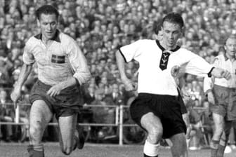 Deutschlands Horst Eckel (l.) und der Schwede Nils Liedholm: Bei der WM 1958 herrschte in Göteborg eine hitzige Atmosphäre und dann wurde auch noch ein Handspiel übersehen.