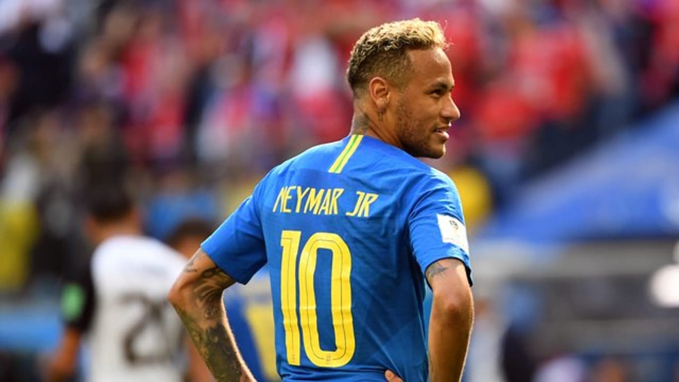 Superstar Neymar weiß sich in Szene zu setzen: Nach seiner Schwalbe wartet der Brasilianer auf die Auswertung des Videobeweises.