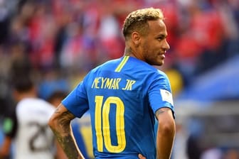 Superstar Neymar weiß sich in Szene zu setzen: Nach seiner Schwalbe wartet der Brasilianer auf die Auswertung des Videobeweises.