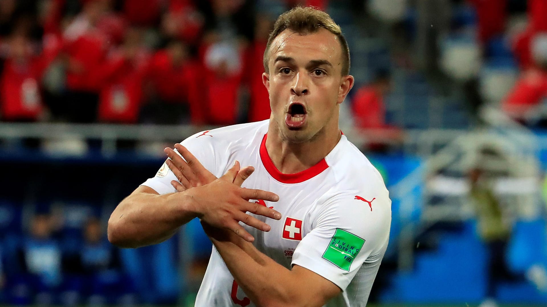 Xherdan Shaqiri: Der Ex-Bayern-Star zeigt nach seinem Tor die umstrittene Doppeladler-Geste.