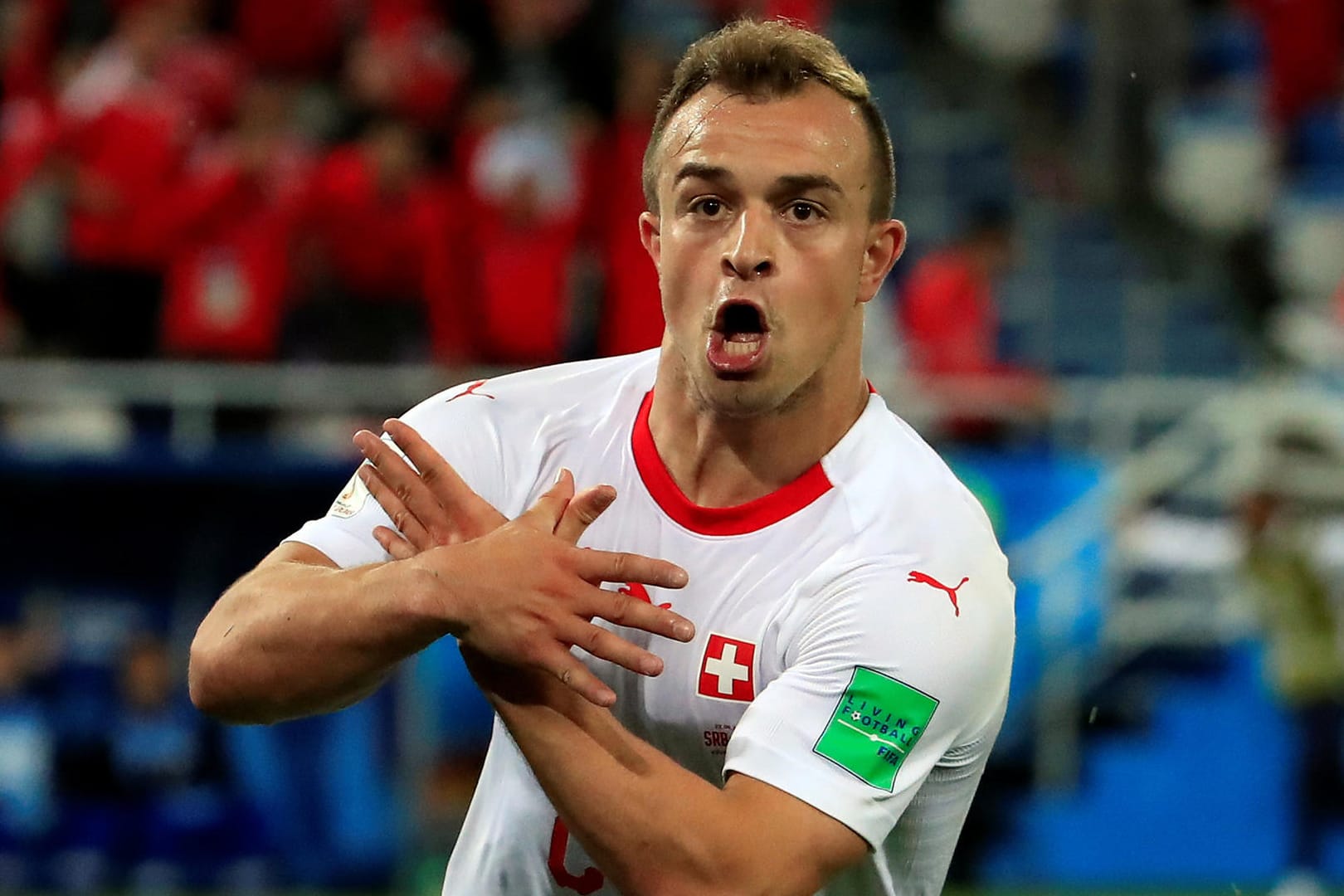 Xherdan Shaqiri: Der Ex-Bayern-Star zeigt nach seinem Tor die umstrittene Doppeladler-Geste.