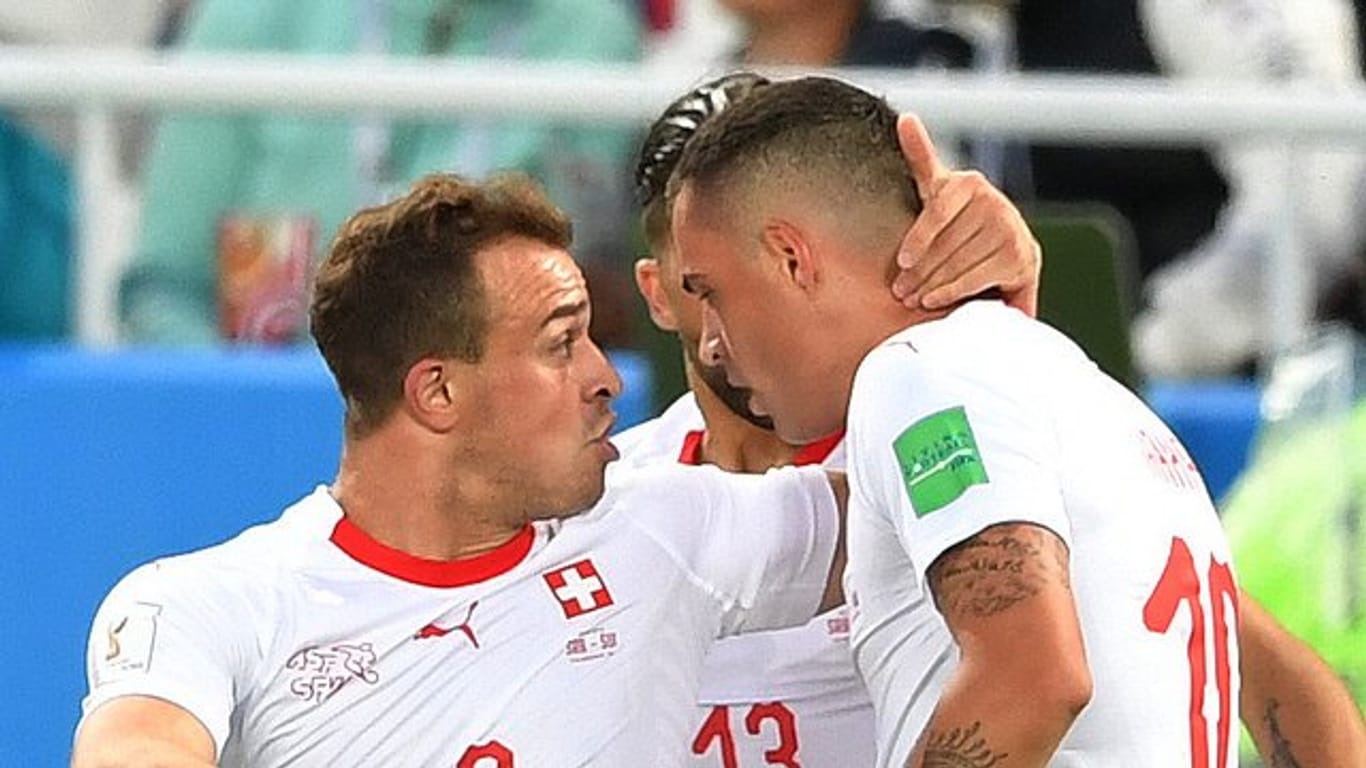 Granit Xhaka (r) und Xherdan Shaqiri, die beiden Schweizer mit albanischer Abstammung, haben die Tore zum 2:1-Sieg über Serbien erzielt.