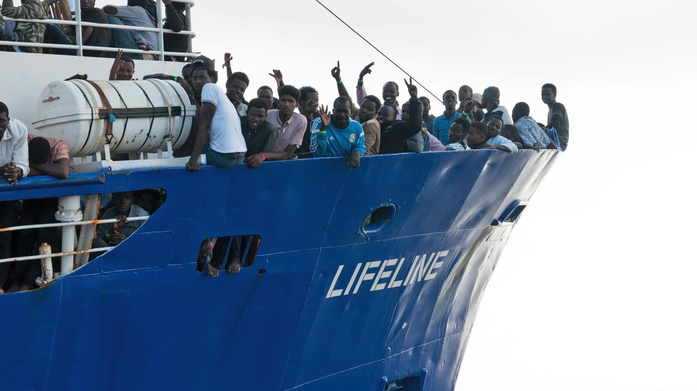 Migranten an Bord der "Lifeline": Malta und Italien verwehren dem Schiff das Anlanden.