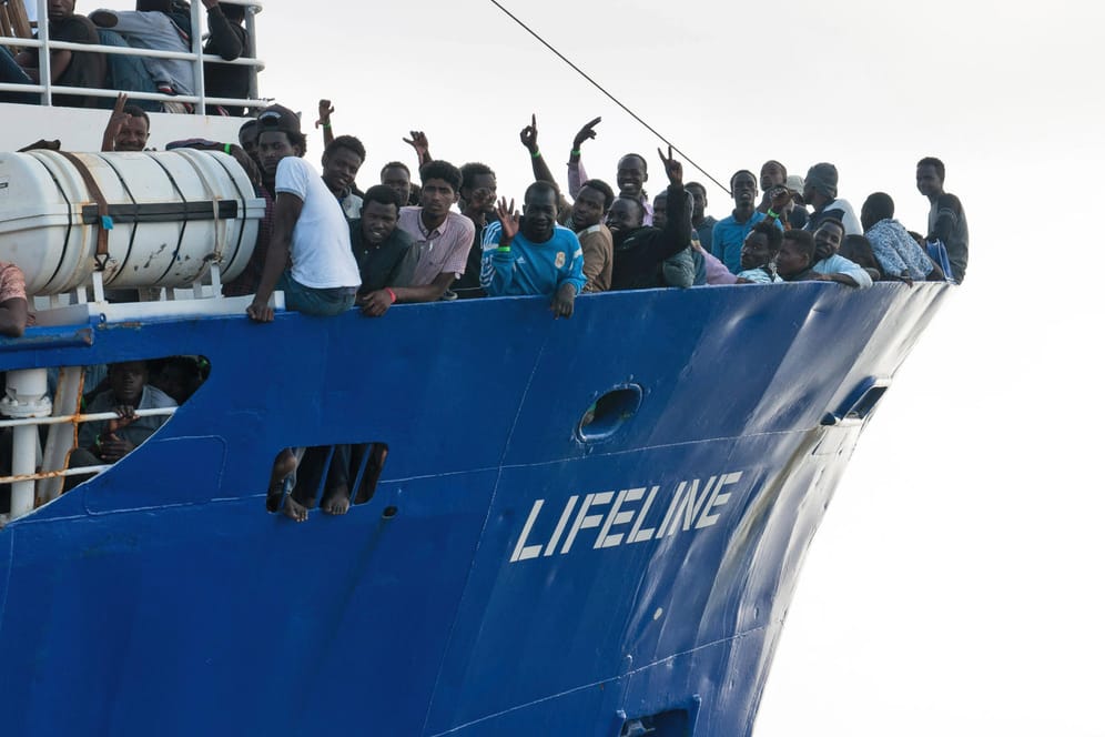 Migranten an Bord der "Lifeline": Malta und Italien verwehren dem Schiff das Anlanden.