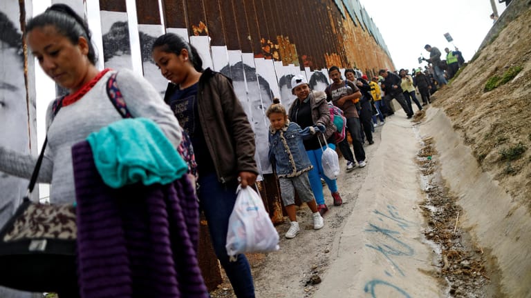 Migranten am Grenzzaun zwischen den USA und Mexiko: Viele wagen trotz der Aussicht auf Inhaftierung in den USA die Flucht über die Grenze.