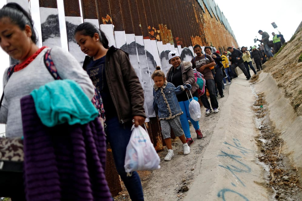 Migranten am Grenzzaun zwischen den USA und Mexiko: Viele wagen trotz der Aussicht auf Inhaftierung in den USA die Flucht über die Grenze.