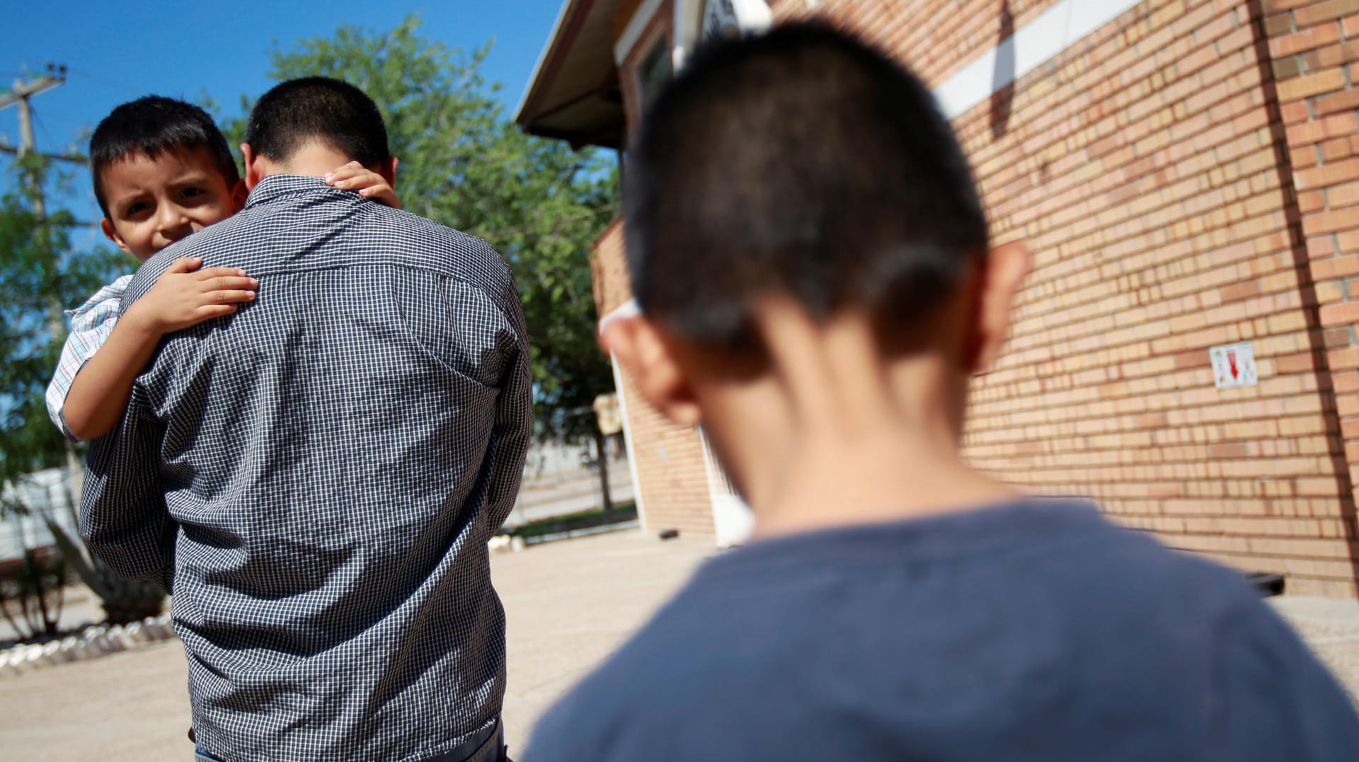 In der mexikanischen Grenzregion großen Gefahren ausgesetzt: Migrant Epigmenio Centeno mit seinen Söhnen Steven Atonay (3) und Axel Jaret (9) in Ciudad Juarez (Mexiko).