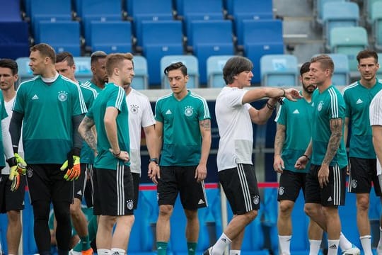 Die deutsche Nationalmannschaft will sich mit einem Sieg im Spiel gegen Schweden wieder ins WM-Rennen bringen.