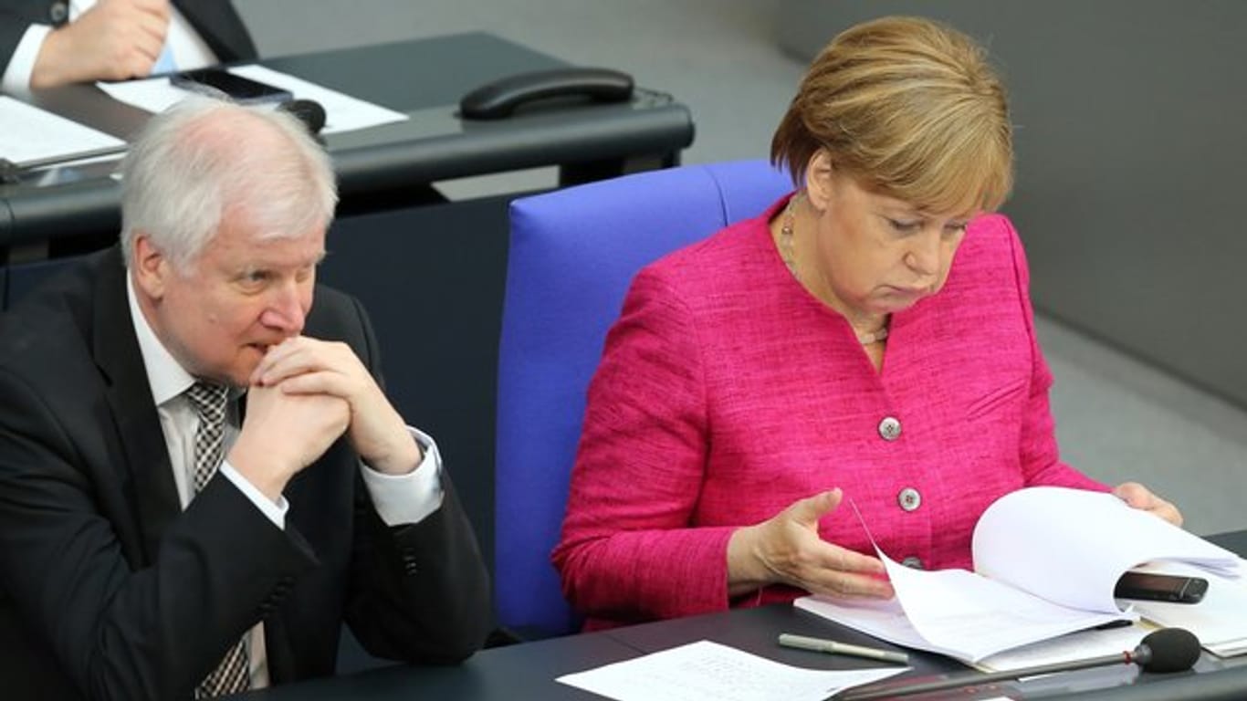 Wie viel Gemeinsamkeit ist noch da? Horst Seehofer und Angela Merkel im Bundestag.