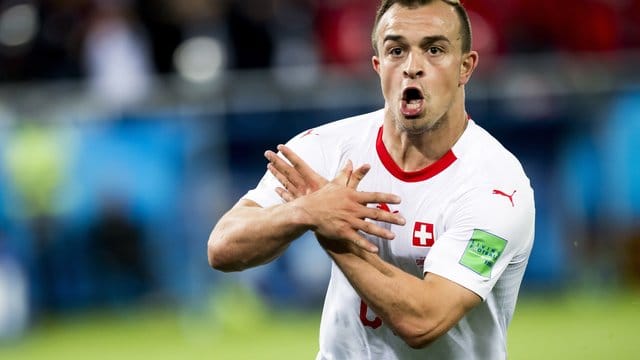 Xherdan Shaqiri provozierte mit dieser Geste die Serben.