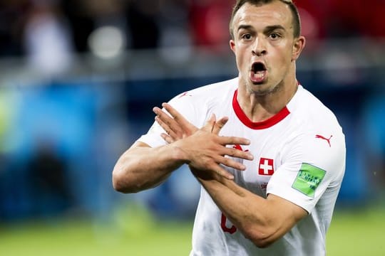 Xherdan Shaqiri provozierte mit dieser Geste die Serben.