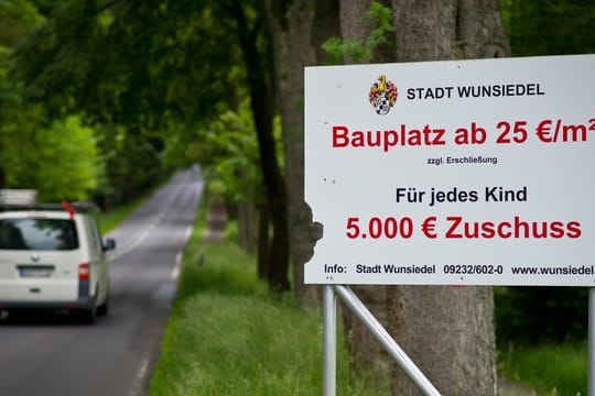 Baukindergeld als kommunale Initiative: Mit günstigen Bauplätzen und einem Zuschuss von 5000 Euro pro Kind wirbt die Stadt Wunsiedel in Oberfranken.