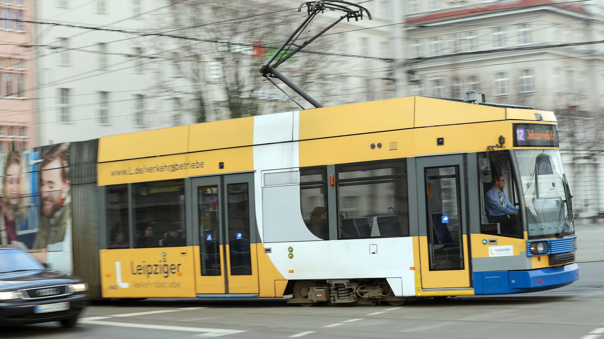 Eine Straßenbahn in Leipzig (Archivbild): Der Fahrer der Bahn hatte den jungen Mann nicht bemerkt. Eine Straßenbahn in Leipzig (Archivbild): Der Fahrer der Bahn hatte den jungen Mann nicht bemerkt.