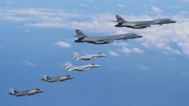 Luftraum über Südkorea: Flugzeuge der USA und der südkoreanischen Streitkräfte während eines Manöverflugs. Luftraum über Südkorea: Flugzeuge der USA und der südkoreanischen Streitkräfte während eines Manöverflugs.