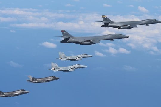 Luftraum über Südkorea: Flugzeuge der USA und der südkoreanischen Streitkräfte während eines Manöverflugs.