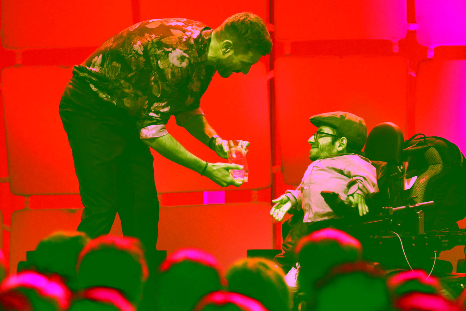 Moderator Jochen Schropp übergibt dem Aktivisten Raul Krauthausen bei der Verleihung der Grimme Online Awards den Preis in der Kategorie "Spezial".