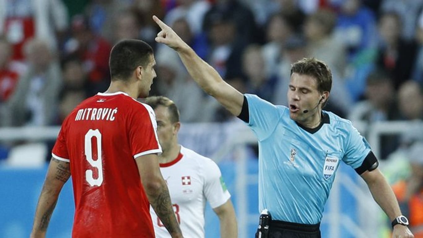 Die Serben waren mit der Leistung von Schiedsrichter Felix Brych nicht zufrieden.