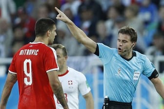 Die Serben waren mit der Leistung von Schiedsrichter Felix Brych nicht zufrieden.