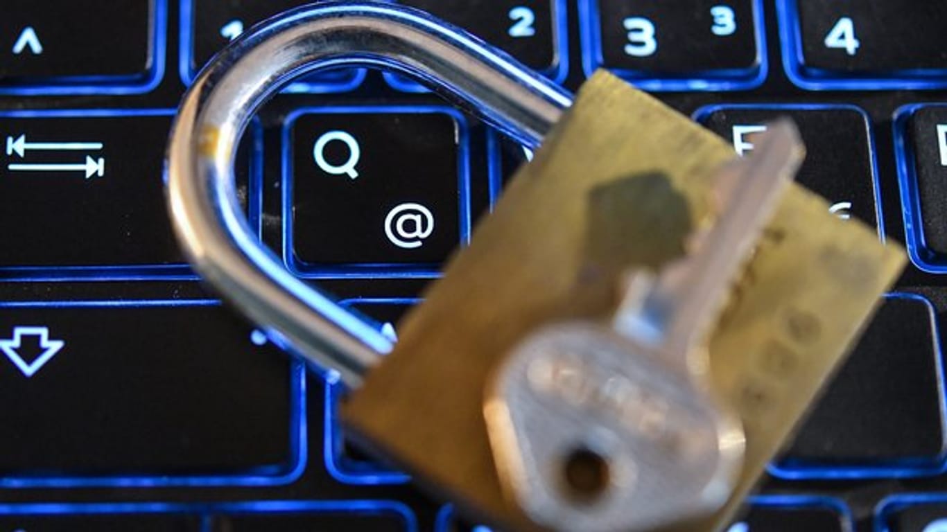 Ein Schloss auf einer Tastatur: Die DSVO sorgt bei Firmen, Privatleuten und Datenschutz-Behörden für viel Arbeit und Verunsicherung (Symbolbild).