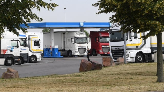 LKW parken auf einem Autohof in Schkeuditz-West. LKW parken auf einem Autohof in Schkeuditz-West.