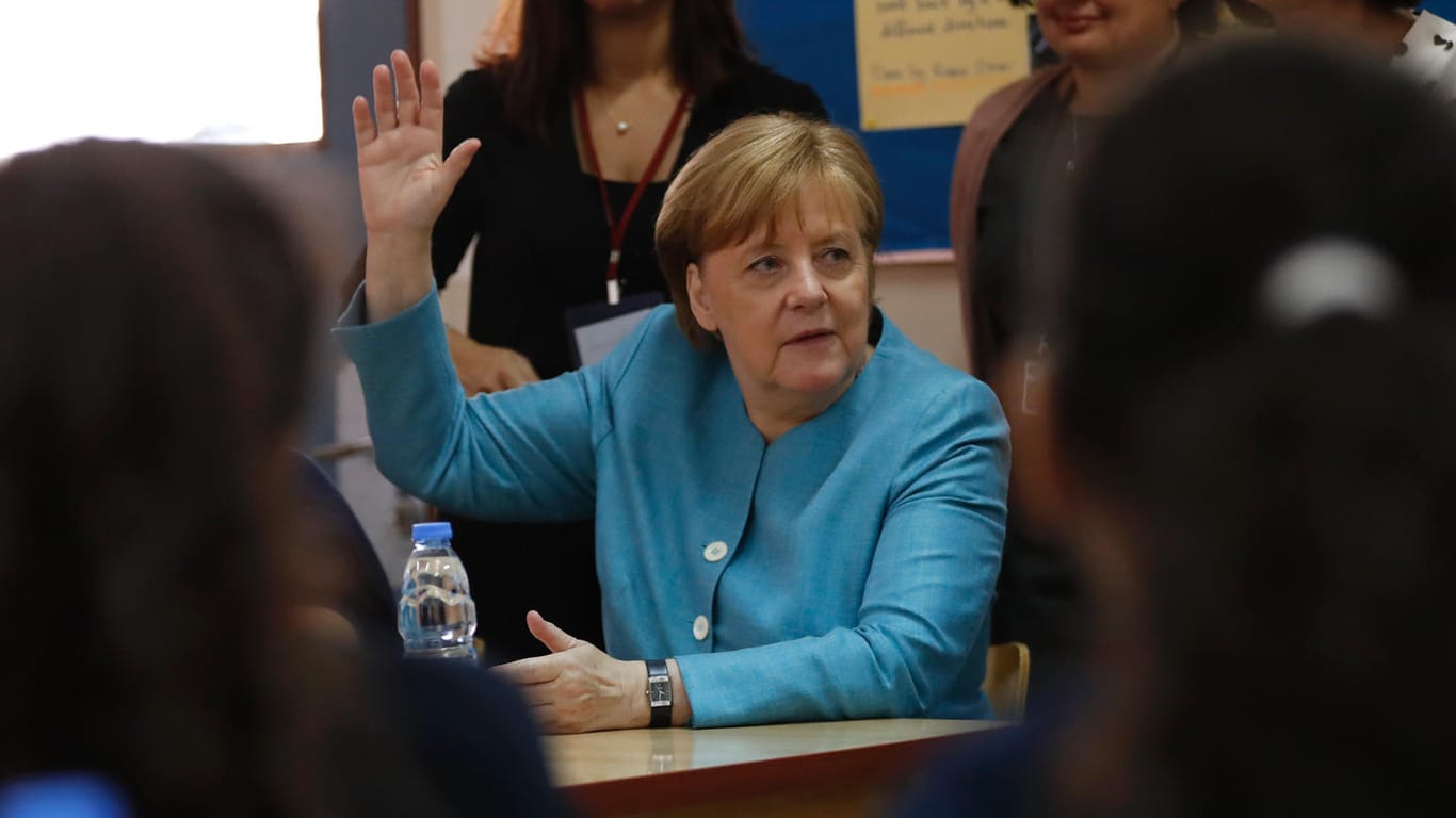 Angela Merkel spricht bei einem Besuch in Beirut mit libanesischen und syrischen Schulkindern: Obwohl viele Deutsche den CSU-Kurs im Asylstreit unterstützen, hält die Mehrheit die Kanzlerin für die richtige Person im Amt.