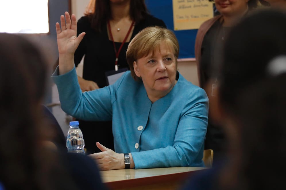 Angela Merkel spricht bei einem Besuch in Beirut mit libanesischen und syrischen Schulkindern: Obwohl viele Deutsche den CSU-Kurs im Asylstreit unterstützen, hält die Mehrheit die Kanzlerin für die richtige Person im Amt.