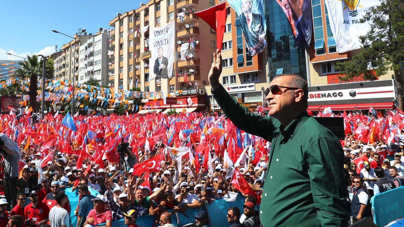 Recep Tayyip Erdogan bei einer Wahlkampfveranstaltung in Kahramanmaras: Der türkische Präsident nutze unerlaubter Weise auch staatliche Mittel für den Wahlkampf, sagt Experte Kristian Brakel.