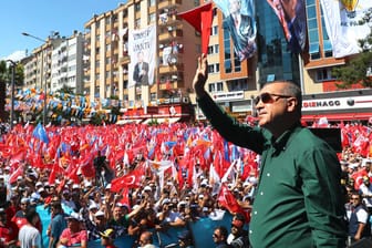 Recep Tayyip Erdogan bei einer Wahlkampfveranstaltung in Kahramanmaras: Der türkische Präsident nutze unerlaubter Weise auch staatliche Mittel für den Wahlkampf, sagt Experte Kristian Brakel.