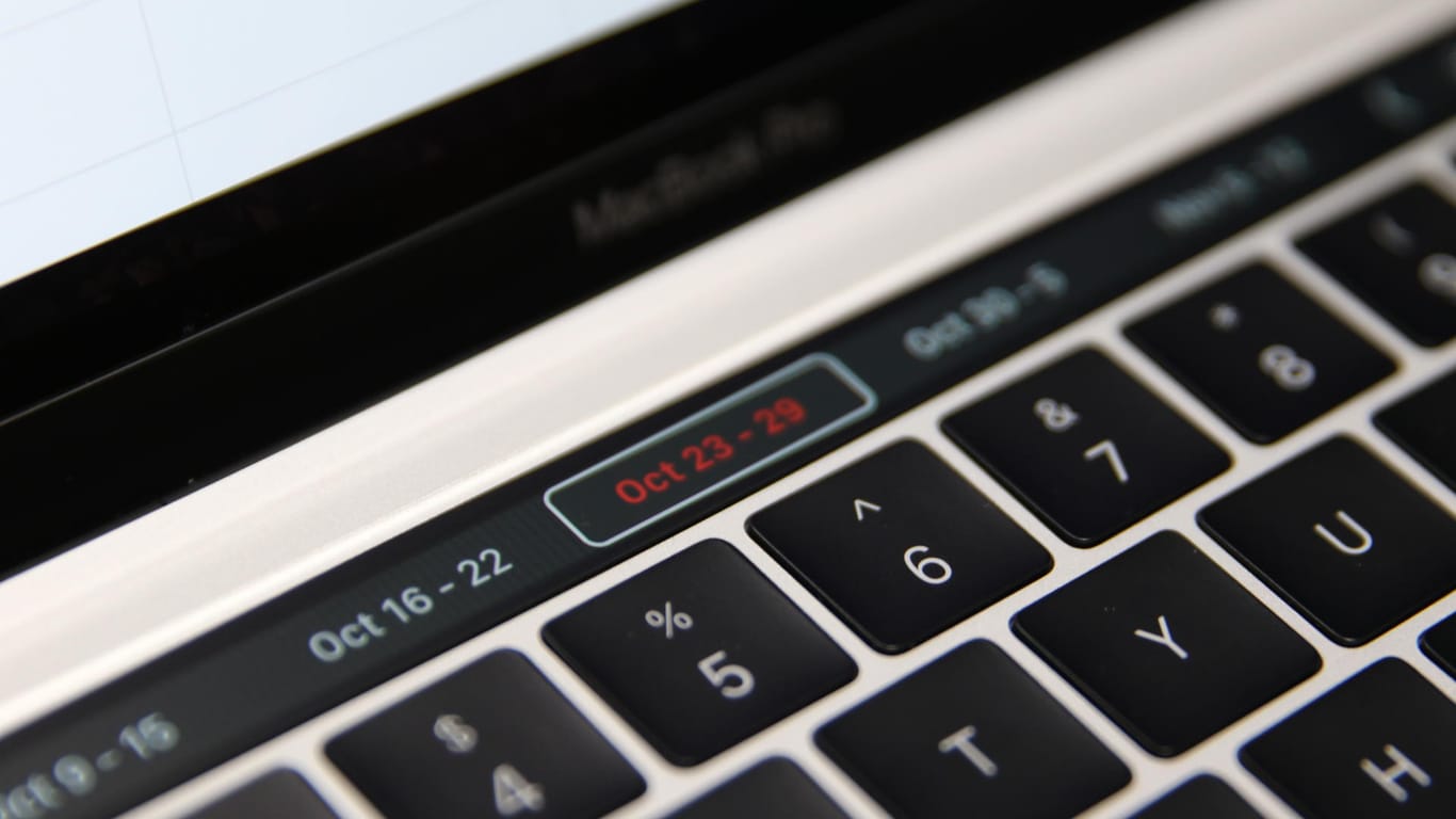 Tastatur eines MacBook Pro mit der Bedienleiste: Nur wenige Modelle sollen von dem Problem betroffen sein.
