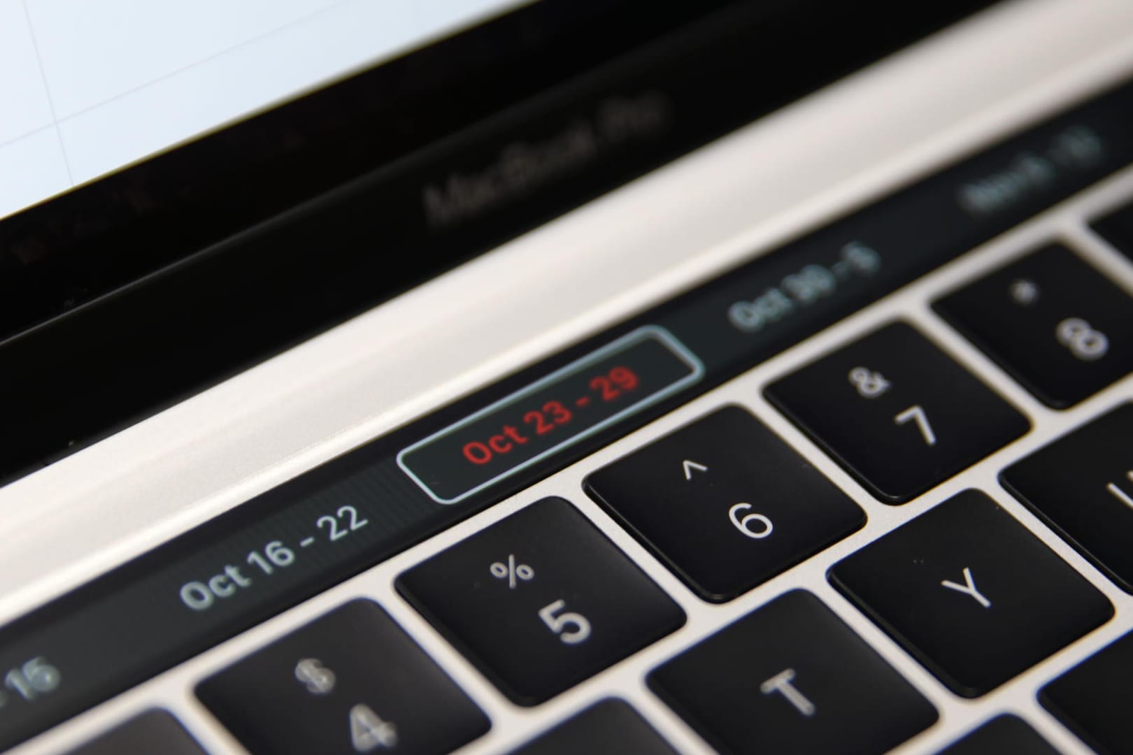 Tastatur eines MacBook Pro mit der Bedienleiste: Nur wenige Modelle sollen von dem Problem betroffen sein.
