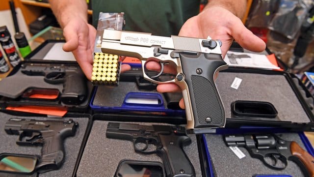 Schreckschusswaffen und Patronen im Waffengeschäft "Waffen Rummer": In ganz Deutschland sind aktuell mehr als 587. Schreckschusswaffen und Patronen im Waffengeschäft "Waffen Rummer": In ganz Deutschland sind aktuell mehr als 587.