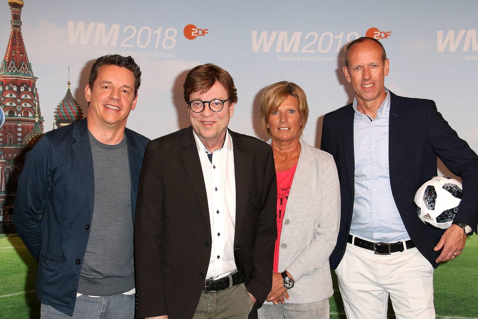 Oliver Schmidt, Bela Rethy, Claudia Neumann und Martin Schneider kommentieren im ZDF die Fußball-WM. Für die ARD sind Tom Bartels, Steffen Simon, Gerd Gottlob und Florian Naß am Start.