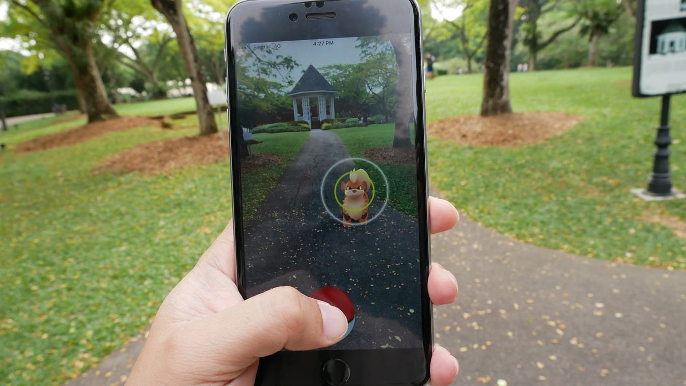 Ein "Pokemon Go"-Spieler hält sein Mobiltelefon in der Hand: Schon öfter musste die Polizei bei dem beliebten Spiel eingreifen. (Archivbild)