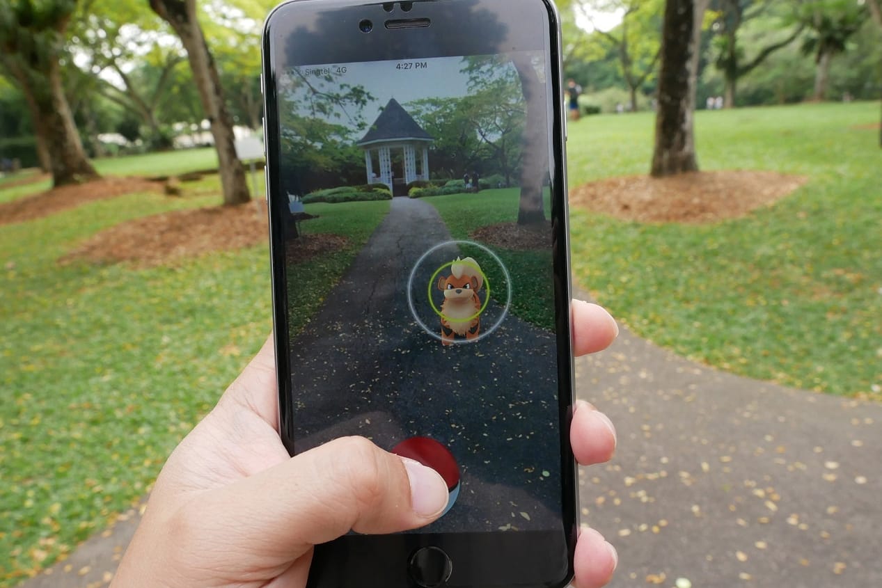 Ein "Pokemon Go"-Spieler hält sein Mobiltelefon in der Hand: Schon öfter musste die Polizei bei dem beliebten Spiel eingreifen. (Archivbild)