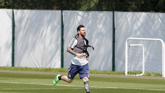 Lionel Messi trainiert mit Bleiweste.