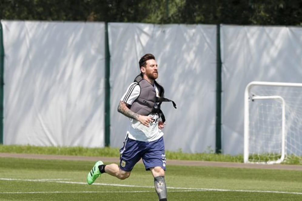Lionel Messi trainiert mit Bleiweste.