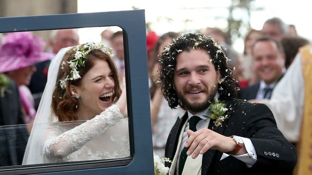 Rose Leslie und Kit Harington feiern ausgelassen ihre Hochzeit.