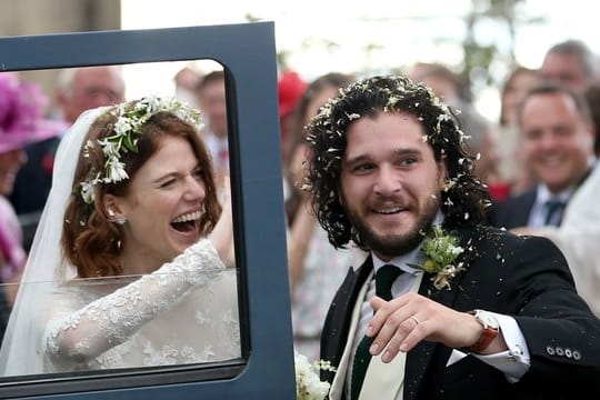 Rose Leslie und Kit Harington feiern ausgelassen ihre Hochzeit.