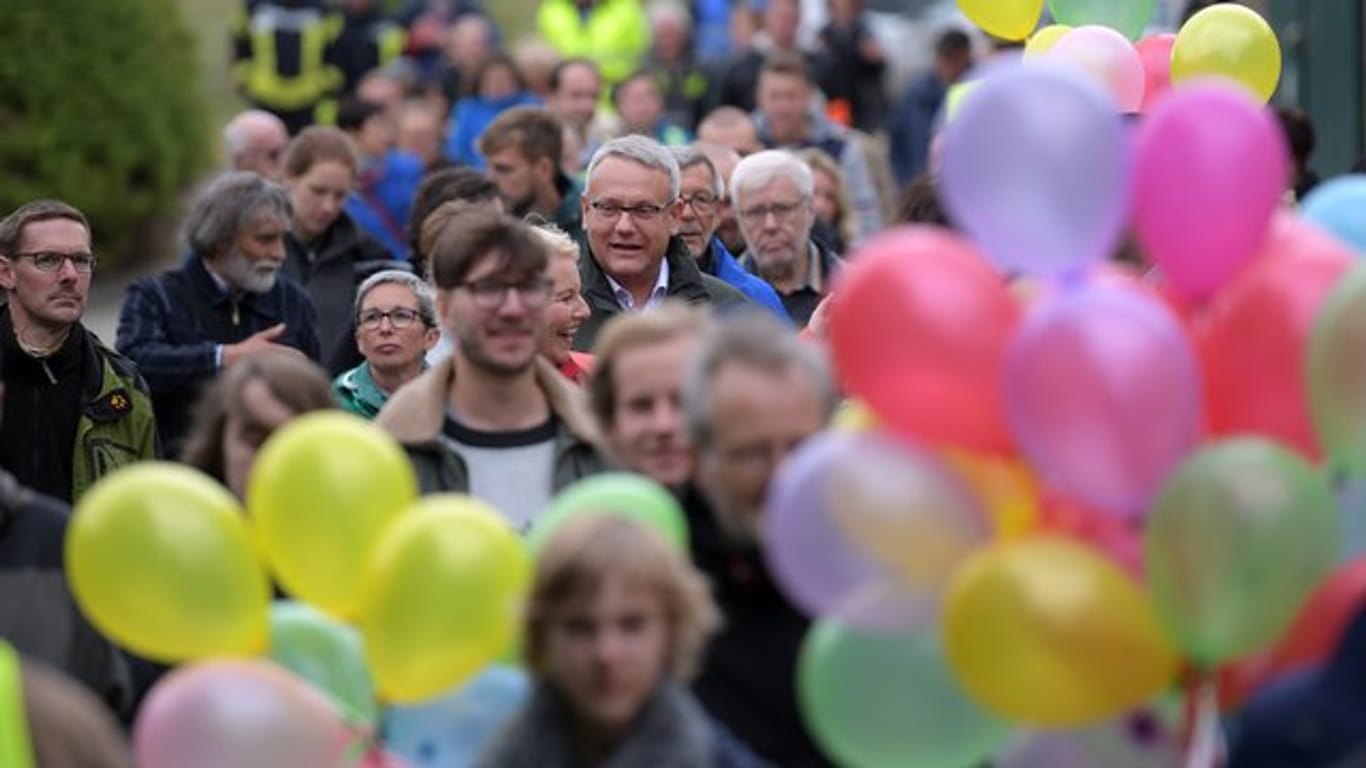 Zu dem Dorffest reisten auch mehrere Abgeordnete von Grünen und Linken sowie der frühere Bürgermeister des 50 Kilometer entfernten Ortes Tröglitz an.