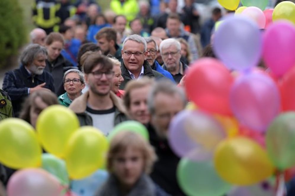 Zu dem Dorffest reisten auch mehrere Abgeordnete von Grünen und Linken sowie der frühere Bürgermeister des 50 Kilometer entfernten Ortes Tröglitz an.