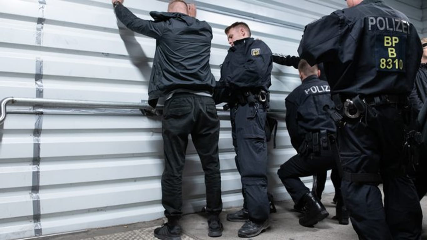 Bundespolizisten durchsuchen im Bahnhof an der Warschauer Straße einen Mann nach Waffen und illegalen Substanzen.