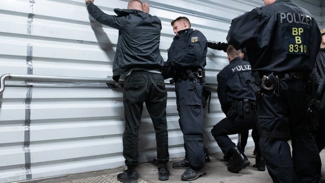 Bundespolizisten durchsuchen im Bahnhof an der Warschauer Straße einen Mann nach Waffen und illegalen Substanzen. Bundespolizisten durchsuchen im Bahnhof an der Warschauer Straße einen Mann nach Waffen und illegalen Substanzen.