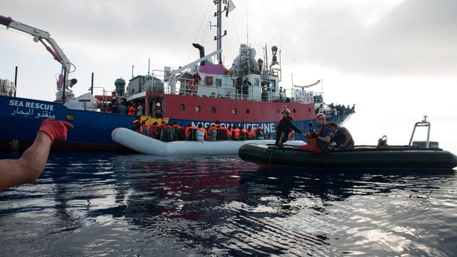 Rettungsschiffe wie die "Lifeline" dürfen italienische Häfen nicht mehr anlaufen. Rettungsschiffe wie die "Lifeline" dürfen italienische Häfen nicht mehr anlaufen.