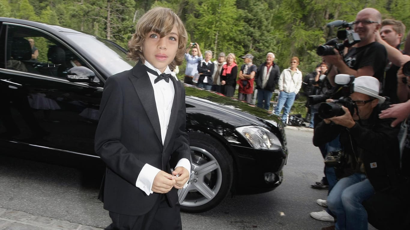 So sah er 2009 noch aus: Der kleine Elias Becker im Smoking bei der Hochzeit von Papa Boris Becker.