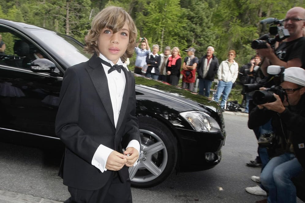 So sah er 2009 noch aus: Der kleine Elias Becker im Smoking bei der Hochzeit von Papa Boris Becker.